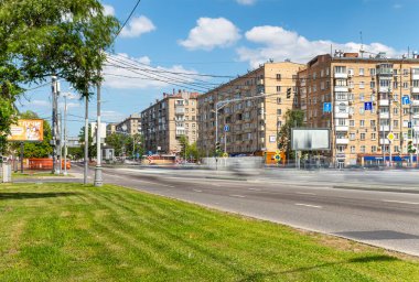 MOSCOW, RUSSIA - HAZİRAN 05, 2021: Moskova sokaklarında gündüz trafiği bulanıklaştırdı. Bulanık bir etki elde etmek için, ND400 'e kadar ayarlanabilir nötr yoğunluğa sahip bir ND2 filtresi kullanıldı. Başka hiçbir değişiklik yapılmadı