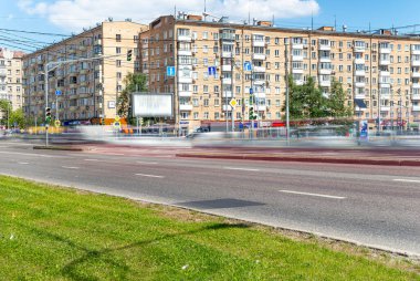 MOSCOW, RUSSIA - HAZİRAN 05, 2021: Moskova sokaklarında gündüz trafiği bulanıklaştırdı. Bulanık bir etki elde etmek için, ND400 'e kadar ayarlanabilir nötr yoğunluğa sahip bir ND2 filtresi kullanıldı. Başka hiçbir değişiklik yapılmadı