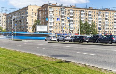 MOSCOW, RUSSIA - HAZİRAN 05, 2021: Moskova sokaklarında gündüz trafiği bulanıklaştırdı. Bulanık bir etki elde etmek için, ND400 'e kadar ayarlanabilir nötr yoğunluğa sahip bir ND2 filtresi kullanıldı. Başka hiçbir değişiklik yapılmadı