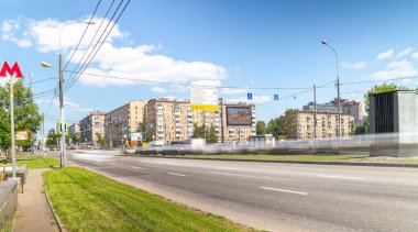 MOSCOW, RUSSIA - HAZİRAN 05, 2021: Moskova sokaklarında gündüz trafiği bulanıklaştırdı. Bulanık bir etki elde etmek için, ND400 'e kadar ayarlanabilir nötr yoğunluğa sahip bir ND2 filtresi kullanıldı. Başka hiçbir değişiklik yapılmadı