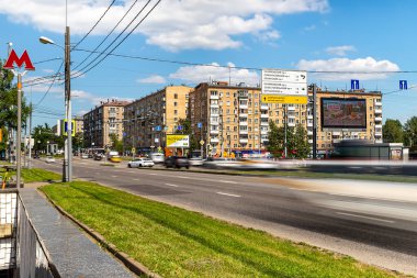 MOSCOW, RUSSIA - HAZİRAN 05, 2021: Moskova sokaklarında gündüz trafiği bulanıklaştırdı. Bulanık bir etki elde etmek için, ND400 'e kadar ayarlanabilir nötr yoğunluğa sahip bir ND2 filtresi kullanıldı. Başka hiçbir değişiklik yapılmadı
