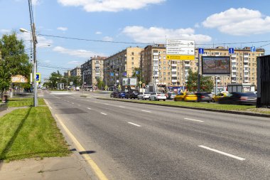 MOSCOW, RUSSIA - HAZİRAN 05, 2021: Moskova sokaklarında gündüz trafiği bulanıklaştırdı. Bulanık bir etki elde etmek için, ND400 'e kadar ayarlanabilir nötr yoğunluğa sahip bir ND2 filtresi kullanıldı. Başka hiçbir değişiklik yapılmadı