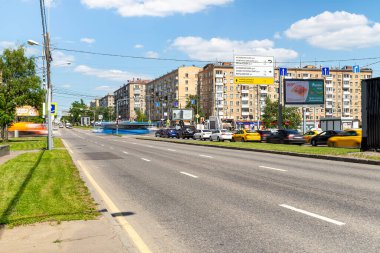 MOSCOW, RUSSIA - HAZİRAN 05, 2021: Moskova sokaklarında gündüz trafiği bulanıklaştırdı. Bulanık bir etki elde etmek için, ND400 'e kadar ayarlanabilir nötr yoğunluğa sahip bir ND2 filtresi kullanıldı. Başka hiçbir değişiklik yapılmadı