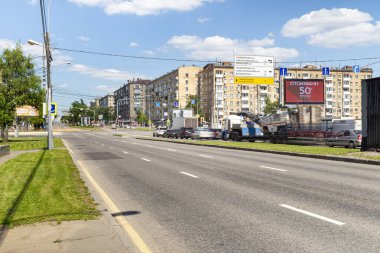 MOSCOW, RUSSIA - HAZİRAN 05, 2021: Moskova sokaklarında gündüz trafiği bulanıklaştırdı. Bulanık bir etki elde etmek için, ND400 'e kadar ayarlanabilir nötr yoğunluğa sahip bir ND2 filtresi kullanıldı. Başka hiçbir değişiklik yapılmadı