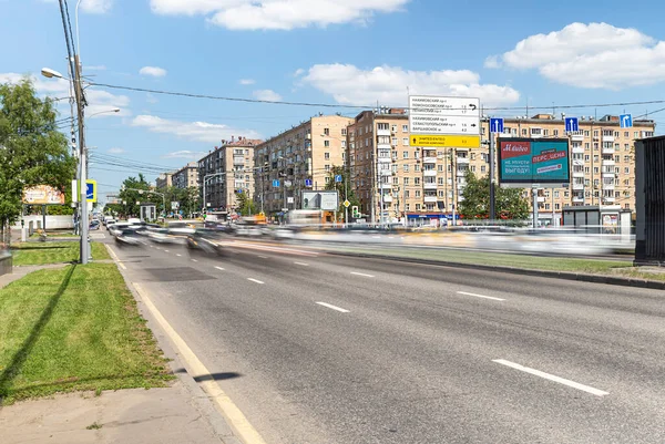 Moscow Russia July 2021 Daytime Blurred Traffic Streets Moscow Obtain — Stock Photo, Image