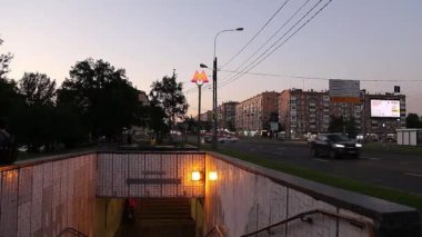 MOSCOW, RUSSIA - 20 Haziran 2021: Profsouznaya metro istasyonu girişi (yaz akşamı), Profsouznayais Moskova metro sisteminin bir parçasıdır, Rusya 