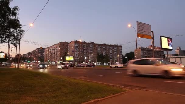 Moscow Ryssland Juni 2021 Trafikbilar Gatorna Moskva Sommarkväll Ryssland — Stockvideo