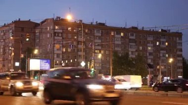 MOSCOW, Rusya- 20 Haziran 2021: Moskova sokaklarından birinde trafik arabaları (yaz akşamı), Rusya