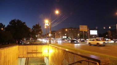 MOSCOW, RUSSIA - 20 Haziran 2021: Profsouznaya metro istasyonu girişi (yaz akşamı), Profsouznayais Moskova metro sisteminin bir parçasıdır, Rusya 