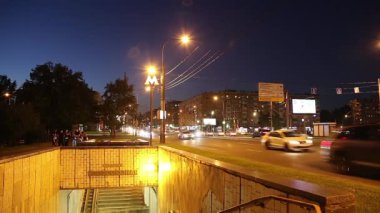 MOSCOW, RUSSIA - 20 Haziran 2021: Profsouznaya metro istasyonu girişi (yaz akşamı), Profsouznayais Moskova metro sisteminin bir parçasıdır, Rusya 