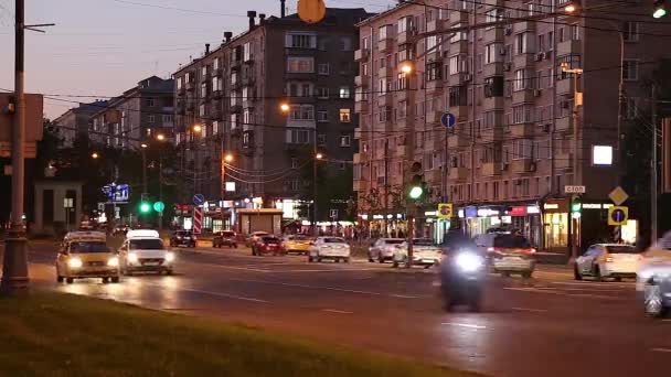 Moscow Russia Juni 2021 Verkeerswagens Een Van Straten Moskou Zomeravond — Stockvideo