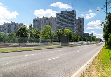 Moskova 'da gündüz trafiği bulanıklaştı. Bulanık bir etki elde etmek için, ND400' e kadar ayarlanabilir nötr yoğunluğa sahip bir ND2 filtresi kullanıldı. Başka hiçbir değişiklik yapılmadı. 
