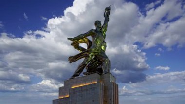 MOSCOW, RUSSIA - 20 Haziran 2021: Ünlü Sovyet anıtı Rabochiy i Kolkhoznitsa (İşçi ve Kolkhoz Kadını veya İşçi ve Kolektif Çiftçi) heykeltıraş Vera Mukhina, Moskova, Rusya. 1937 'de yapılmış.