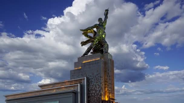 モスクワ ロシア 2021年6月20日 彫刻家ヴェラ ムキナの有名なソ連の記念碑Rabchiy Kolkhoznitsa 労働者とKolkhoz女性または労働者と集団農場 モスクワ ロシア 1937年製 — ストック動画