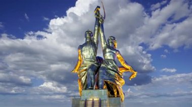 MOSCOW, RUSSIA - 20 Haziran 2021: Ünlü Sovyet anıtı Rabochiy i Kolkhoznitsa (İşçi ve Kolkhoz Kadını veya İşçi ve Kolektif Çiftçi) heykeltıraş Vera Mukhina, Moskova, Rusya. 1937 'de yapılmış.