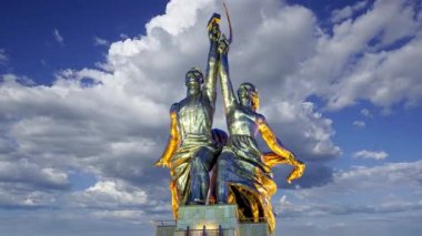 MOSCOW, RUSSIA - 20 Haziran 2021: Ünlü Sovyet anıtı Rabochiy i Kolkhoznitsa (İşçi ve Kolkhoz Kadını veya İşçi ve Kolektif Çiftçi) heykeltıraş Vera Mukhina, Moskova, Rusya. 1937 'de yapılmış.