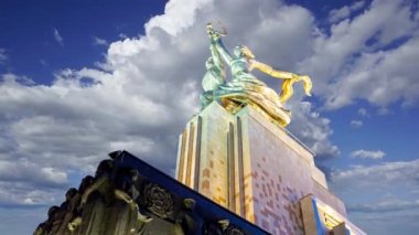MOSCOW, RUSSIA - 20 Haziran 2021: Ünlü Sovyet anıtı Rabochiy i Kolkhoznitsa (İşçi ve Kolkhoz Kadını veya İşçi ve Kolektif Çiftçi) heykeltıraş Vera Mukhina, Moskova, Rusya. 1937 'de yapılmış.