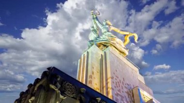 MOSCOW, RUSSIA - 20 Haziran 2021: Ünlü Sovyet anıtı Rabochiy i Kolkhoznitsa (İşçi ve Kolkhoz Kadını veya İşçi ve Kolektif Çiftçi) heykeltıraş Vera Mukhina, Moskova, Rusya. 1937 'de yapılmış.