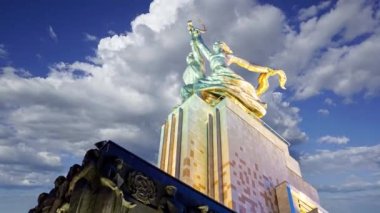 MOSCOW, RUSSIA - 20 Haziran 2021: Ünlü Sovyet anıtı Rabochiy i Kolkhoznitsa (İşçi ve Kolkhoz Kadını veya İşçi ve Kolektif Çiftçi) heykeltıraş Vera Mukhina, Moskova, Rusya. 1937 'de yapılmış.