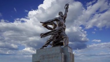 MOSCOW, RUSSIA - 20 Haziran 2021: Ünlü Sovyet anıtı Rabochiy i Kolkhoznitsa (İşçi ve Kolkhoz Kadını veya İşçi ve Kolektif Çiftçi) heykeltıraş Vera Mukhina, Moskova, Rusya. 1937 'de yapılmış.