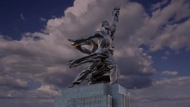 MOSCOW, RUSSIA - 20 Haziran 2021: Ünlü Sovyet anıtı Rabochiy i Kolkhoznitsa (İşçi ve Kolkhoz Kadını veya İşçi ve Kolektif Çiftçi) heykeltıraş Vera Mukhina, Moskova, Rusya. 1937 'de yapılmış.