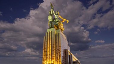 MOSCOW, RUSSIA - 20 Haziran 2021: Ünlü Sovyet anıtı Rabochiy i Kolkhoznitsa (İşçi ve Kolkhoz Kadını veya İşçi ve Kolektif Çiftçi) heykeltıraş Vera Mukhina, Moskova, Rusya. 1937 'de yapılmış.