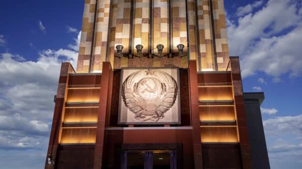 Ussr Emblem Wappen Auf Dem Sowjetischen Denkmal Rabochiy Kolkhoznitsa Arbeiterin — Stockvideo