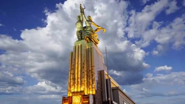 Moscow Russia Ιουνιου 2021 Διάσημο Σοβιετικό Μνημείο Ramobochiy Kolkhoznitsa Worker — Αρχείο Βίντεο