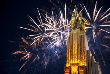 MOSCOW, RUSSIA - MAYIS, 09 2021: Rusya 'nın heykeltıraş Vera Mukhina' nın Sovyet Rabochiy i Kolkhoznitsa (İşçi ve Kolkhoz Kadını veya İşçi ve Kolektif Çiftçi) rengarenk havai fişekleri ve Sovyet anıtı. 1937 'de yapılmış.   