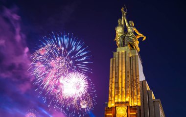 MOSCOW, RUSSIA - MAYIS, 09 2021: Rusya 'nın heykeltıraş Vera Mukhina' nın Sovyet Rabochiy i Kolkhoznitsa (İşçi ve Kolkhoz Kadını veya İşçi ve Kolektif Çiftçi) rengarenk havai fişekleri ve Sovyet anıtı. 1937 'de yapılmış.   