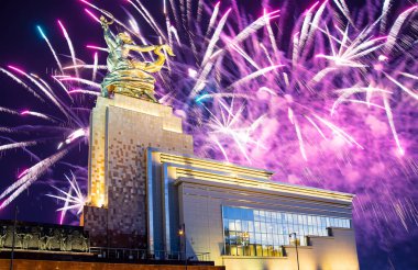 MOSCOW, RUSSIA - MAYIS, 09 2021: Rusya 'nın heykeltıraş Vera Mukhina' nın Sovyet Rabochiy i Kolkhoznitsa (İşçi ve Kolkhoz Kadını veya İşçi ve Kolektif Çiftçi) rengarenk havai fişekleri ve Sovyet anıtı. 1937 'de yapılmış.   