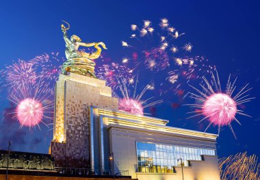 MOSCOW, RUSSIA - MAYIS, 09 2021: Rusya 'nın heykeltıraş Vera Mukhina' nın Sovyet Rabochiy i Kolkhoznitsa (İşçi ve Kolkhoz Kadını veya İşçi ve Kolektif Çiftçi) rengarenk havai fişekleri ve Sovyet anıtı. 1937 'de yapılmış.   