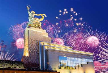 MOSCOW, RUSSIA - MAYIS, 09 2021: Rusya 'nın heykeltıraş Vera Mukhina' nın Sovyet Rabochiy i Kolkhoznitsa (İşçi ve Kolkhoz Kadını veya İşçi ve Kolektif Çiftçi) rengarenk havai fişekleri ve Sovyet anıtı. 1937 'de yapılmış.   