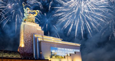 MOSCOW, RUSSIA - MAYIS, 09 2021: Rusya 'nın heykeltıraş Vera Mukhina' nın Sovyet Rabochiy i Kolkhoznitsa (İşçi ve Kolkhoz Kadını veya İşçi ve Kolektif Çiftçi) rengarenk havai fişekleri ve Sovyet anıtı. 1937 'de yapılmış.   