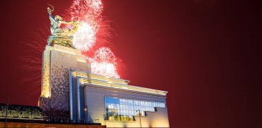MOSCOW, RUSSIA - MAYIS, 09 2021: Rusya 'nın heykeltıraş Vera Mukhina' nın Sovyet Rabochiy i Kolkhoznitsa (İşçi ve Kolkhoz Kadını veya İşçi ve Kolektif Çiftçi) rengarenk havai fişekleri ve Sovyet anıtı. 1937 'de yapılmış.   