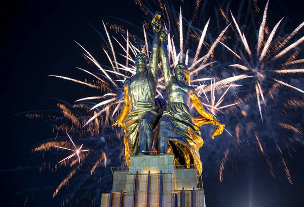 Moskou Russie Mei 2021 Feestelijke Kleurrijke Vuurwerk Sovjetmonument Rabochiy Kolkhoznitsa — Stockfoto