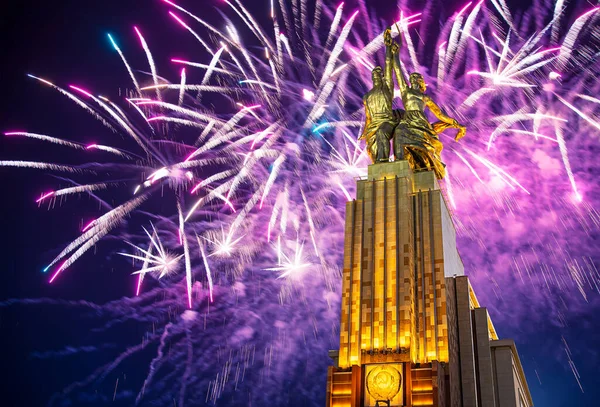 Moscow Russia Μάιος 2021 Γιορταστικά Πολύχρωμα Πυροτεχνήματα Και Σοβιετικό Μνημείο — Φωτογραφία Αρχείου