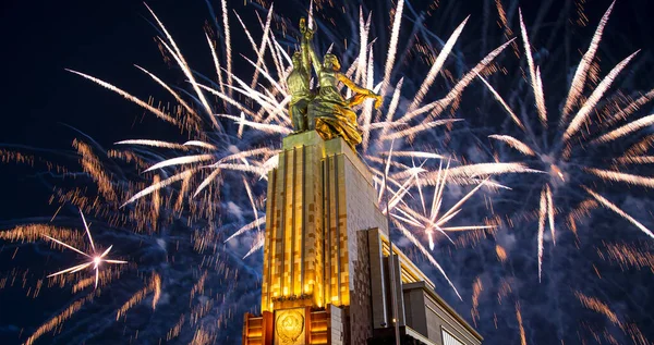 Moscow Russia Μάιος 2021 Γιορταστικά Πολύχρωμα Πυροτεχνήματα Και Σοβιετικό Μνημείο — Φωτογραφία Αρχείου