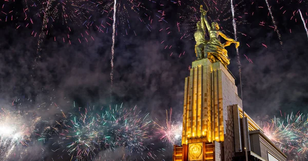 モスクワ ロシア 2021年5月9日 カラフルな花火とソ連の記念碑彫刻家ヴェラ ムキナ モスクワ ロシアのRabchiy Kolkhoznitsa 労働者とKolkhoz女性または労働者と労働者の集合農家 1937年製 — ストック写真