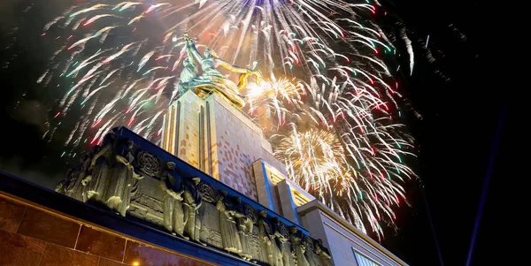 Moskou Russie Mei 2021 Feestelijke Kleurrijke Vuurwerk Sovjetmonument Rabochiy Kolkhoznitsa — Stockfoto