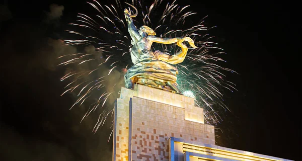 Moskou Russie Mei 2021 Feestelijke Kleurrijke Vuurwerk Sovjetmonument Rabochiy Kolkhoznitsa — Stockfoto