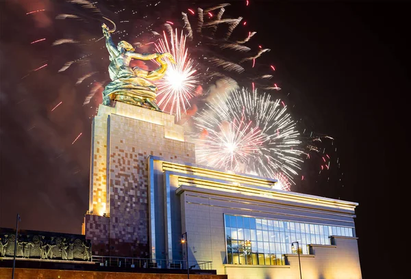 Moskau Russland Mai 2021 Farbenfrohes Feuerwerk Und Sowjetisches Denkmal Rabotschij — Stockfoto