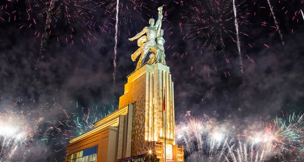 Moskou Russie Mei 2021 Feestelijke Kleurrijke Vuurwerk Sovjetmonument Rabochiy Kolkhoznitsa — Stockfoto