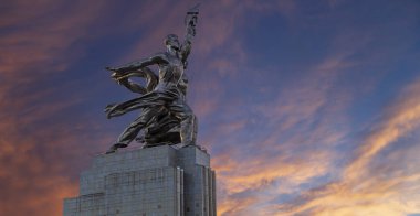 MOSCOW, RUSSIA - Haziran 05 2021: Ünlü Sovyet anıtı Rabochiy i Kolkhoznitsa (İşçi ve Kolkhoz Kadını veya İşçi ve Kolektif Çiftçi) heykeltıraş Vera Mukhina, Moskova, Rusya. 1937 'de yapılmış.   