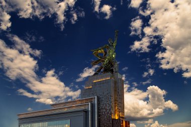 MOSCOW, RUSSIA - Haziran 05 2021: Ünlü Sovyet anıtı Rabochiy i Kolkhoznitsa (İşçi ve Kolkhoz Kadını veya İşçi ve Kolektif Çiftçi) heykeltıraş Vera Mukhina, Moskova, Rusya. 1937 'de yapılmış.   