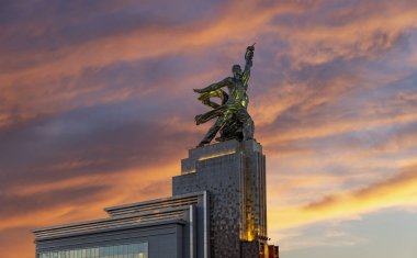 MOSCOW, RUSSIA - Haziran 05 2021: Ünlü Sovyet anıtı Rabochiy i Kolkhoznitsa (İşçi ve Kolkhoz Kadını veya İşçi ve Kolektif Çiftçi) heykeltıraş Vera Mukhina, Moskova, Rusya. 1937 'de yapılmış.   