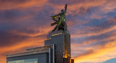 MOSCOW, RUSSIA - Haziran 05 2021: Ünlü Sovyet anıtı Rabochiy i Kolkhoznitsa (İşçi ve Kolkhoz Kadını veya İşçi ve Kolektif Çiftçi) heykeltıraş Vera Mukhina, Moskova, Rusya. 1937 'de yapılmış.   