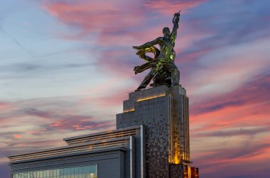 MOSCOW, RUSSIA - Haziran 05 2021: Ünlü Sovyet anıtı Rabochiy i Kolkhoznitsa (İşçi ve Kolkhoz Kadını veya İşçi ve Kolektif Çiftçi) heykeltıraş Vera Mukhina, Moskova, Rusya. 1937 'de yapılmış.   