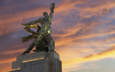 MOSCOW, RUSSIA - Haziran 05 2021: Ünlü Sovyet anıtı Rabochiy i Kolkhoznitsa (İşçi ve Kolkhoz Kadını veya İşçi ve Kolektif Çiftçi) heykeltıraş Vera Mukhina, Moskova, Rusya. 1937 'de yapılmış.   