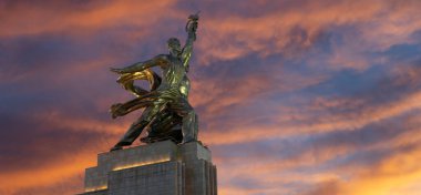 MOSCOW, RUSSIA - Haziran 05 2021: Ünlü Sovyet anıtı Rabochiy i Kolkhoznitsa (İşçi ve Kolkhoz Kadını veya İşçi ve Kolektif Çiftçi) heykeltıraş Vera Mukhina, Moskova, Rusya. 1937 'de yapılmış.   